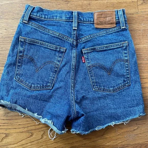 Levi’s premium ribcage denim shorts - Picture 2 of 8